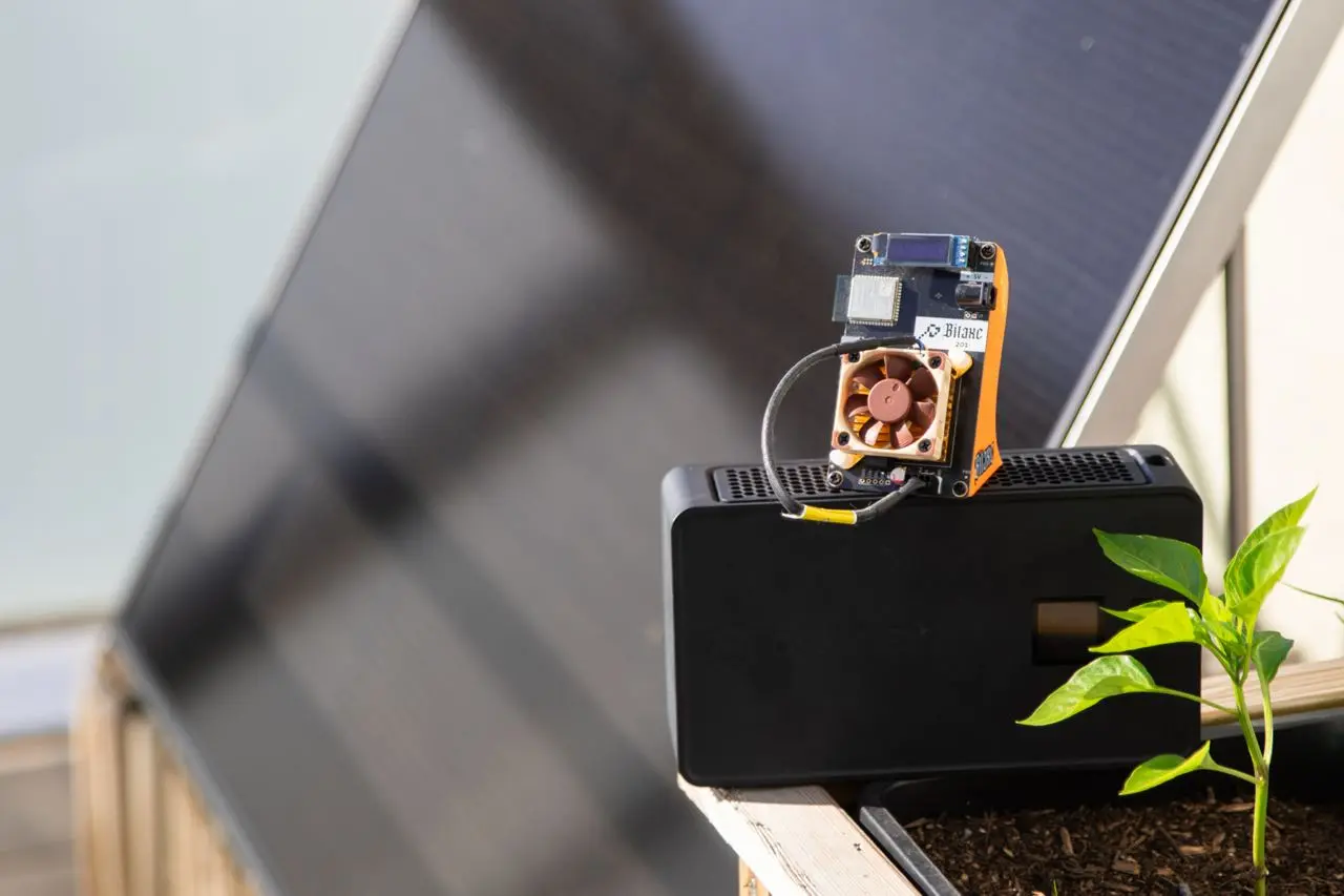 Bitcoin-Mining mit Solarstrom: Bitaxe Miner an Solaranlage angeschlossen